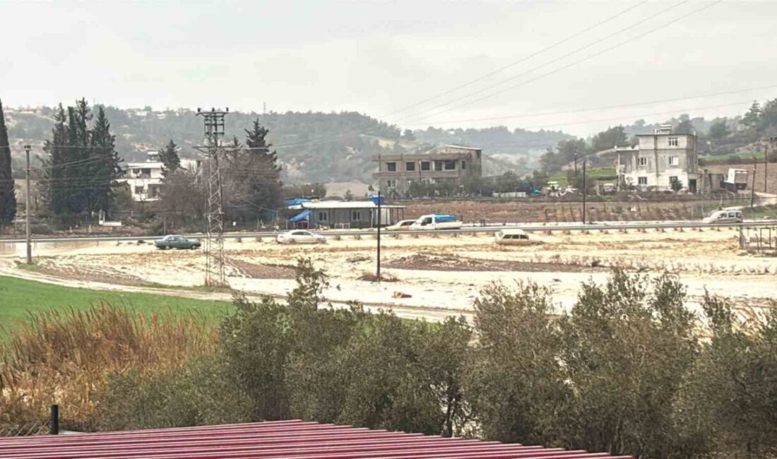 Adana’da etkili olan sağanak yağışta cadde ve sokaklar göle dönerken,