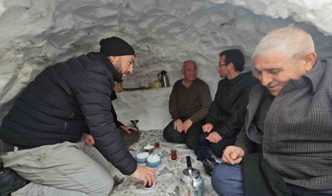 Bitlis’in Adilcevaz ilçesinde bir esnaf, etkili olan kar yağışını fırsata