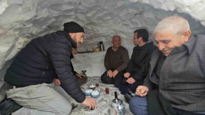 Bitlis’in Adilcevaz ilçesinde bir esnaf, etkili olan kar yağışını fırsata