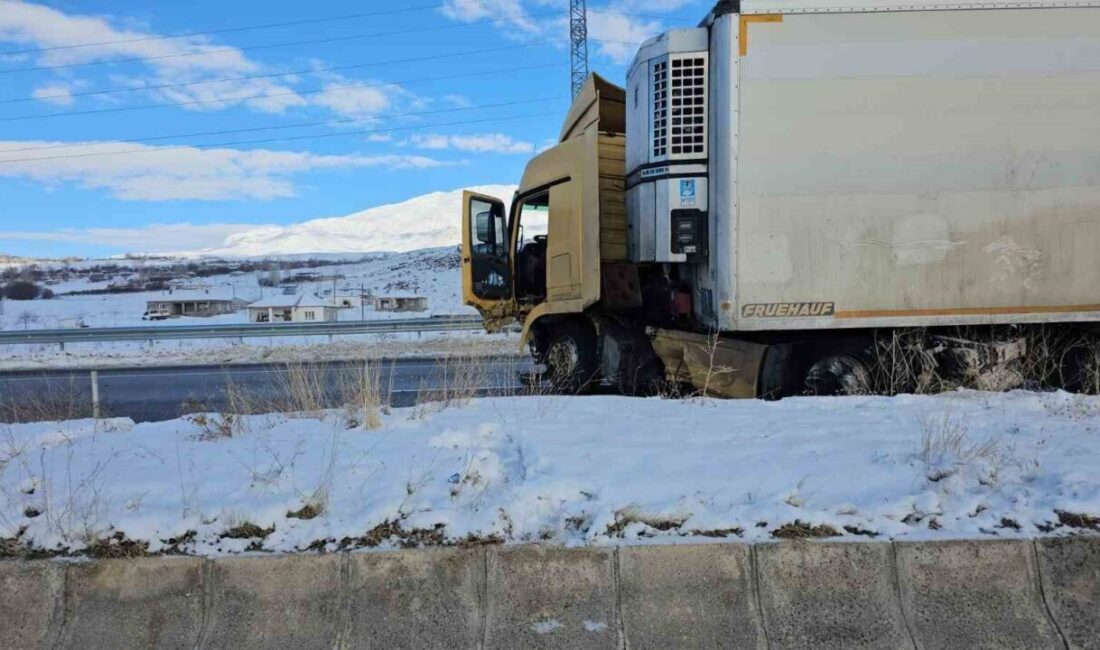 Bitlis’in Adilcevaz ilçesinde karpuz yüklü bir tırın kontrolden çıkarak bariyerlere