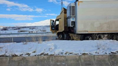 Bitlis’in Adilcevaz ilçesinde karpuz yüklü bir tırın kontrolden çıkarak bariyerlere