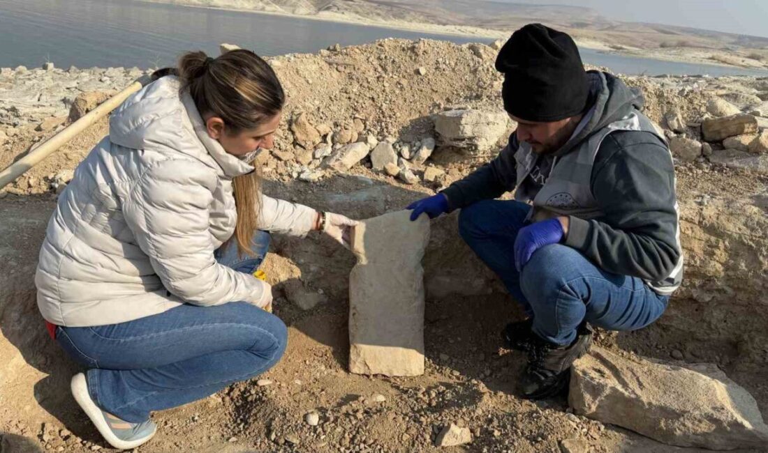 Atatürk Barajı’nda sular çekilince, Şanlıurfa’da bulunan Göbeklitepe’deki gibi ‘T’ şekilli