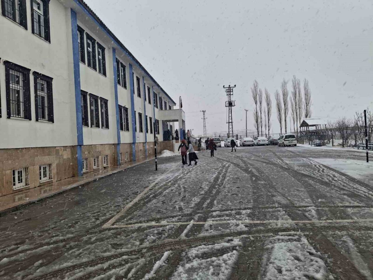 Adıyaman’da etkisini artırarak sürdüren yoğun kar yağışı ve olumsuz hava