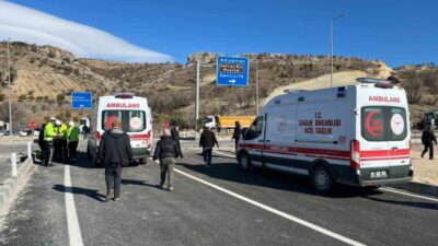 Adıyaman’da, iki otomobilin çarpışması sonucu meydana gelen kazada 4 kişi
