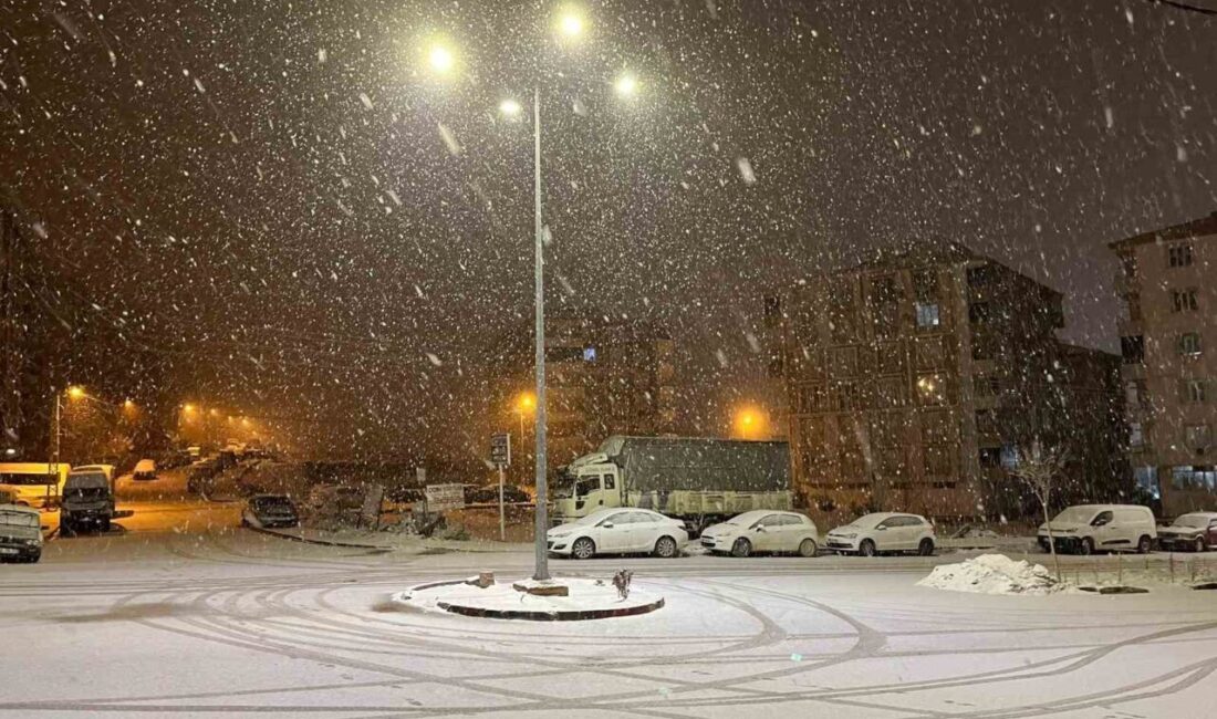Adıyaman’ın Besni ilçesinde aralıklarla devam eden kar yağışı, giderek etkisini