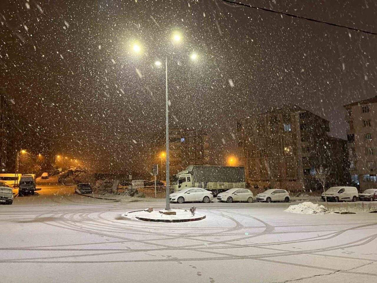 Adıyaman’ın Besni ilçesinde aralıklarla devam eden kar yağışı, giderek etkisini
