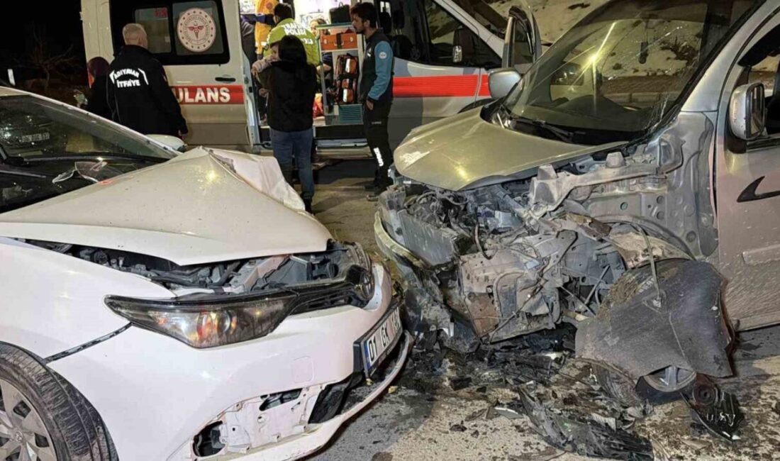 Adıyaman’da hafif ticari araç ile otomobilin çarpıştığı kazada 3 kişi