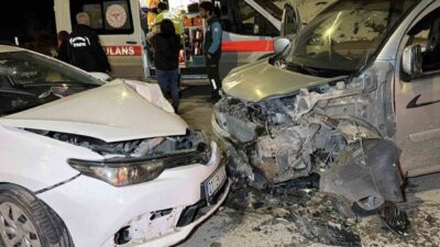 Adıyaman’da hafif ticari araç ile otomobilin çarpıştığı kazada 3 kişi