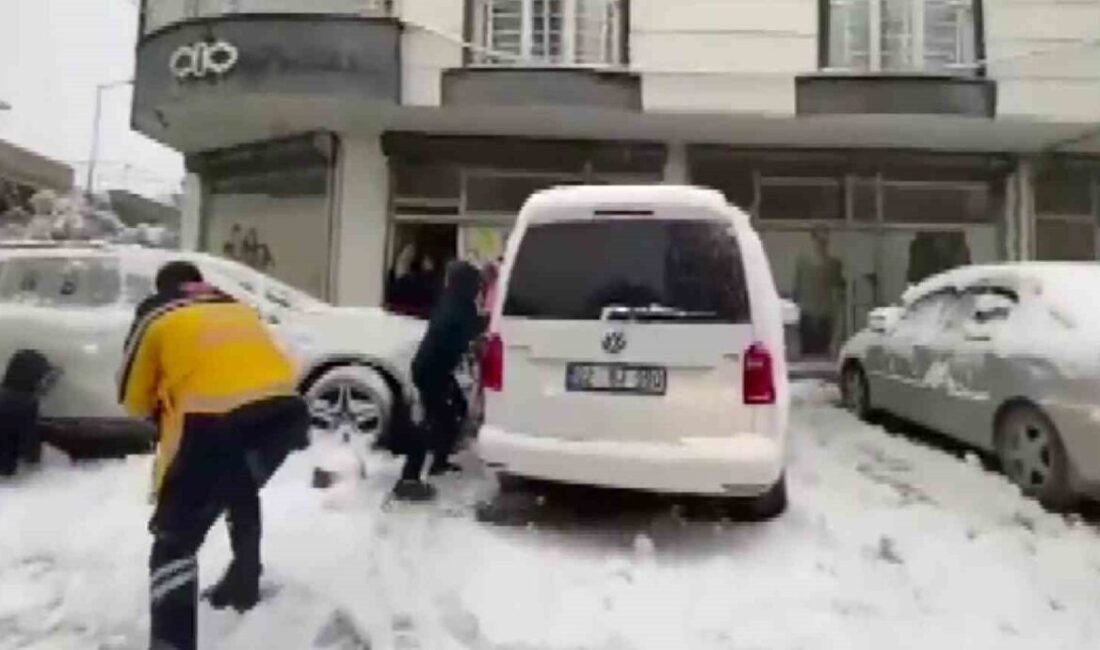 Adıyaman’da, vakadan dönen sağlık personelleri ile çocukların kar topu savaşı