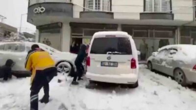 Adıyaman’da, vakadan dönen sağlık personelleri ile çocukların kar topu savaşı