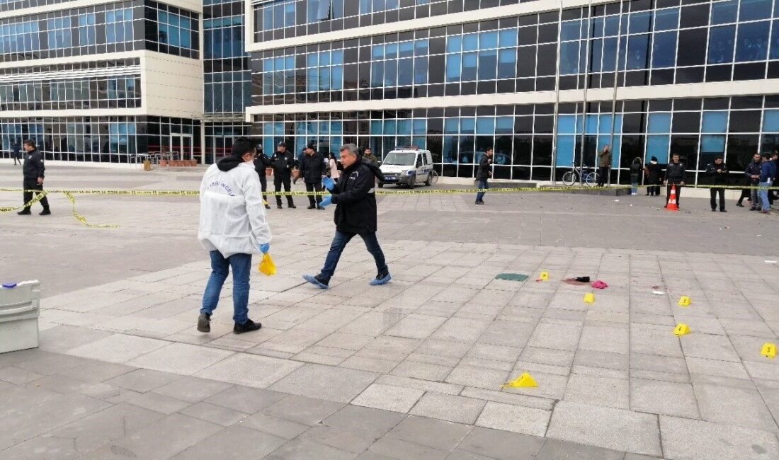 Kayseri’de oğlunun eski müvekkilini adliye önünde tabanca ile öldüren sanık,