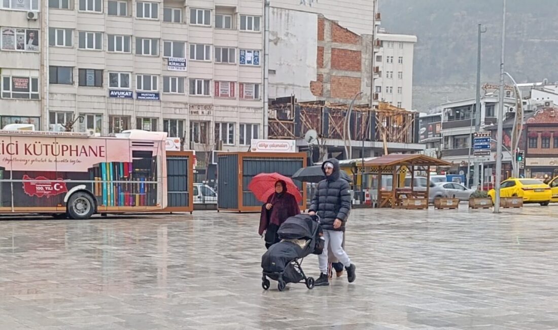 Afyonkarahisar’da meteorolojinin uyarıları sonrası beklenen yağış gece geç saatlerde başladı.