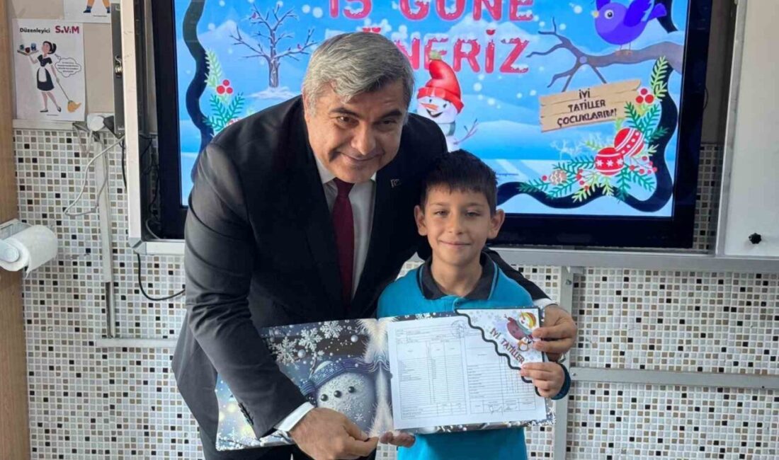 Afyonkarahisar’da gerçekleştirilen karne töreni ile 143 bin öğrenci yarıyıl tatiline