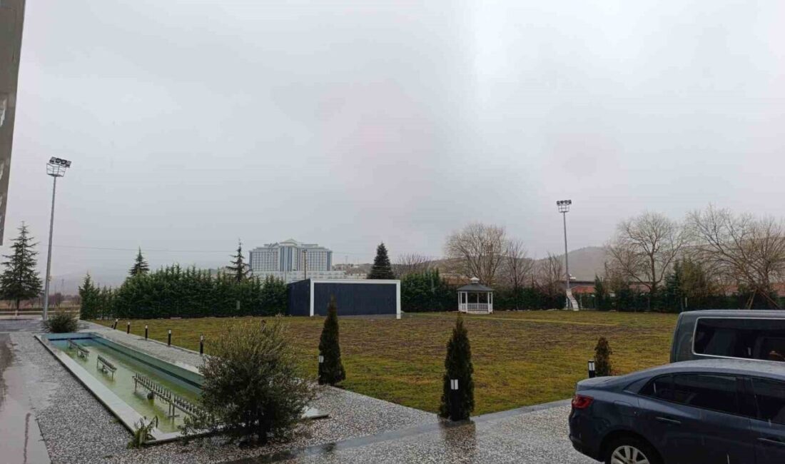 Meteorolojinin uyarıları sonrası Afyonkarahisar’da beklenen kar yağışı başlarken hava sıcaklıkları