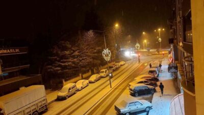 Afyonkarahisar’da rakımı yüksek bölgelerde kar yağışı etkili olurken, ekipler köy