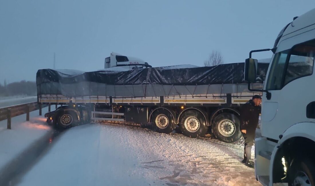 Afyonkarahisar’ın yüksek kesimlerinde kar yağışı etkili oldu. Yaşanan kazalar sonrası
