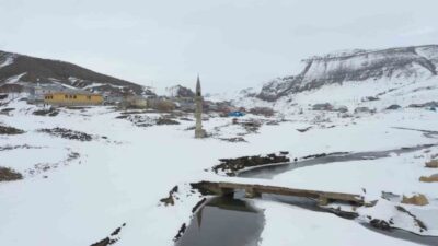 Ağrı’nın merkeze bağlı Başçavuş köyünde, baraj sularının çekilmesiyle yeniden görünür