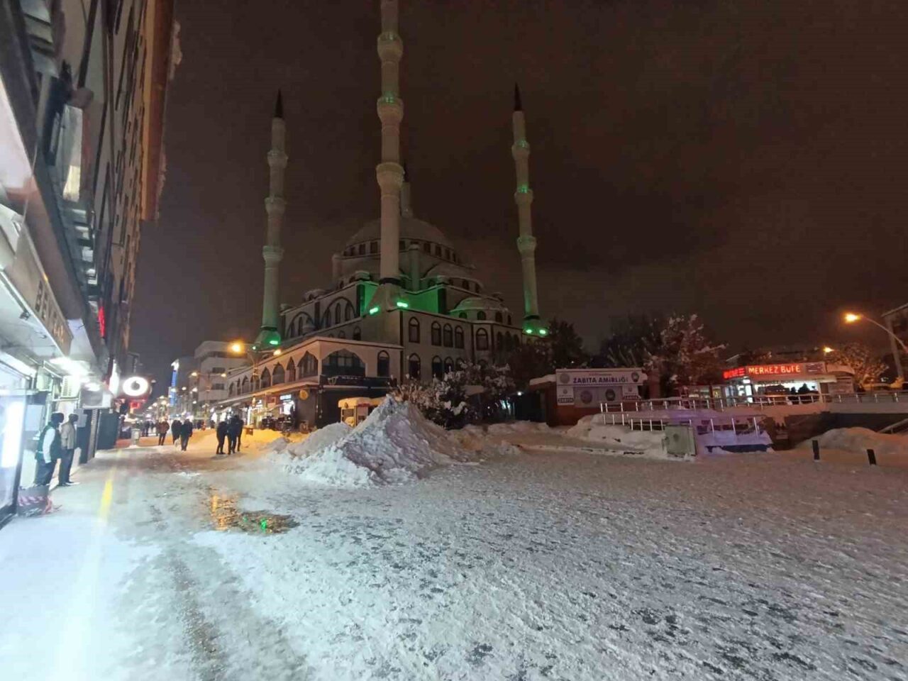 Ağrı’da bir kişi, 5 katlı binanın çatısından kopan buz sarkıtının