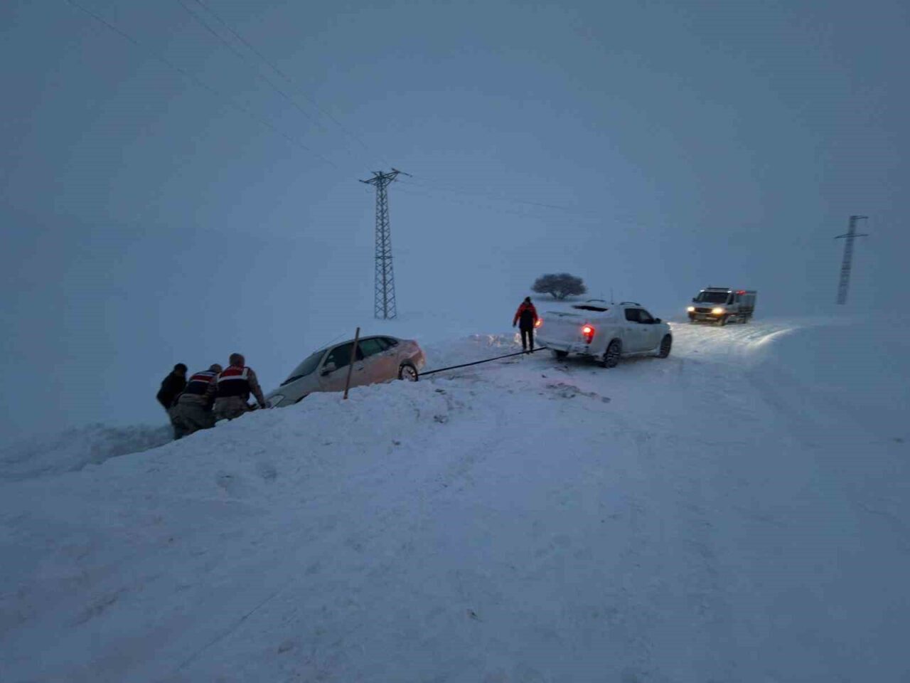Ağrı’da etkili olan yoğun kar yağışı, tipi ve gizli buzlanma