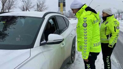 Ağrı İl Emniyet Müdürlüğü ekipleri, kış mevsiminin beraberinde getirdiği olumsuz
