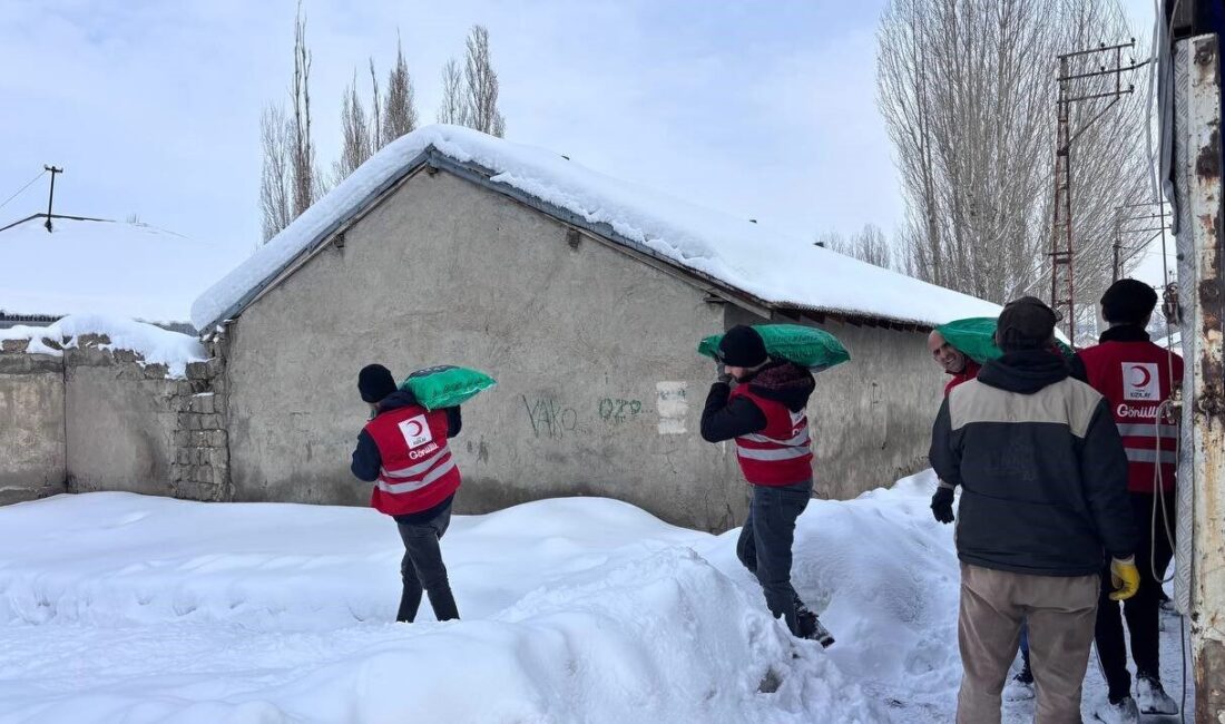 Ağrı’da Türk Kızılay gönüllüleri, dondurucu soğukların etkili olduğu kış günlerinde