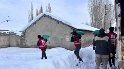 Ağrı’da Türk Kızılay gönüllüleri, dondurucu soğukların etkili olduğu kış günlerinde