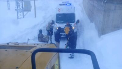 Ağrı’nın Eleşkirt ilçesinde yoğun kar yağışı ve tipi nedeniyle yolları