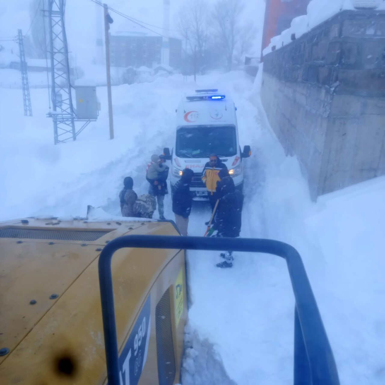 Ağrı’nın Eleşkirt ilçesinde yoğun kar yağışı ve tipi nedeniyle yolları