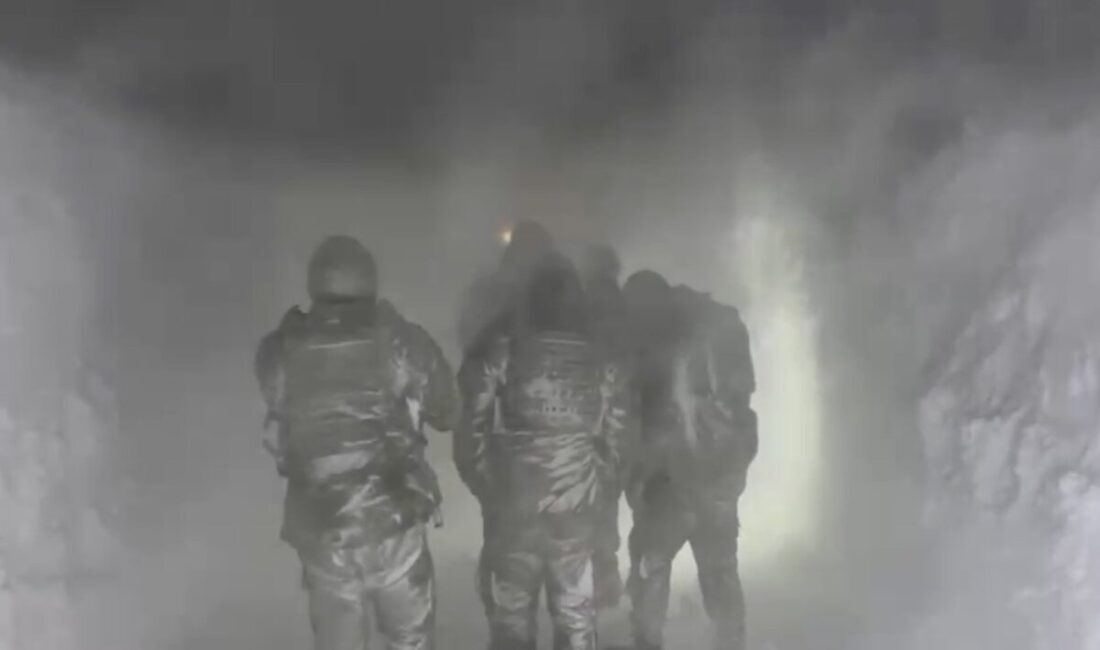 Ağrı’da etkili olan tipi nedeniyle Kağızman-Ağrı karayolunda araçlarıyla mahsur kalan