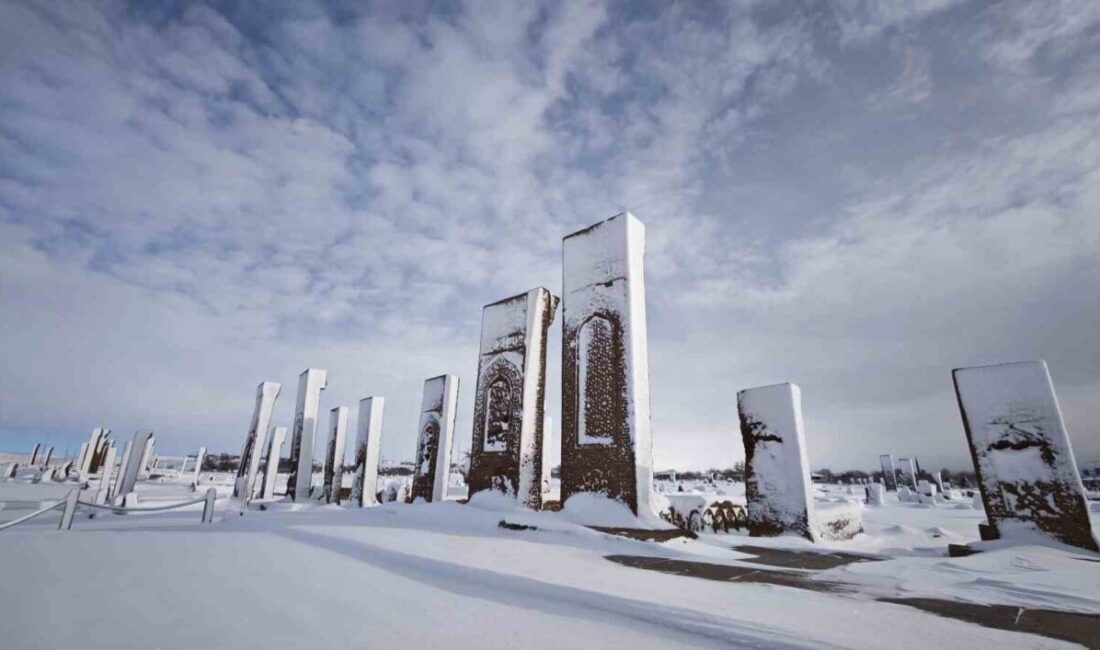 Bitlis’in Ahlat ilçesindeki tarihi yapıların karla bütünleşmesi güzel manzaralar oluşturdu.