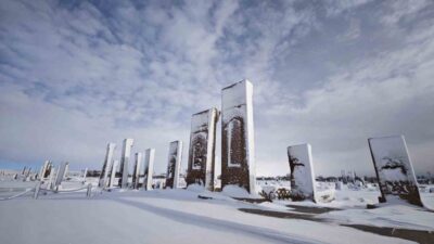 Bitlis’in Ahlat ilçesindeki tarihi yapıların karla bütünleşmesi güzel manzaralar oluşturdu.