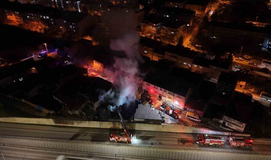 Eskişehir’de ahşap malzemelerin bulunduğu depoda çıkan yangın itfaiye tarafından söndürüldü.