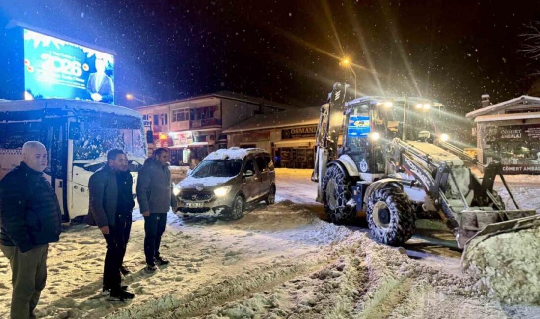 Malatya’nın Akçadağ ilçesinde etkisini artıran kar yağışıyla birlikte belediye ekipleri,