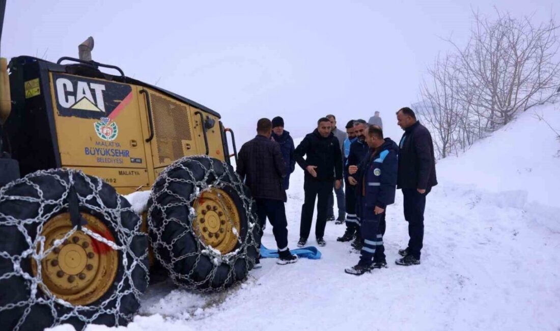 Malatya’nın Akçadağ ilçesinde yoğun kar yağışı nedeniyle yoldan çıkan iş