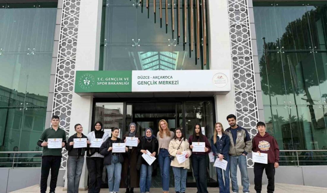 DÜZCE (İHA) – Akçakoca Gençlik Merkezi’nde düzenlenen diksiyon atölyesi, gençlerin