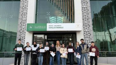 DÜZCE (İHA) – Akçakoca Gençlik Merkezi’nde düzenlenen diksiyon atölyesi, gençlerin