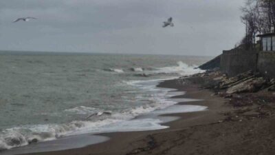 Düzce’nin Karadeniz’e kıyısı olan Akçakoca ilçesinde sağanak etkili olurken, fırtına