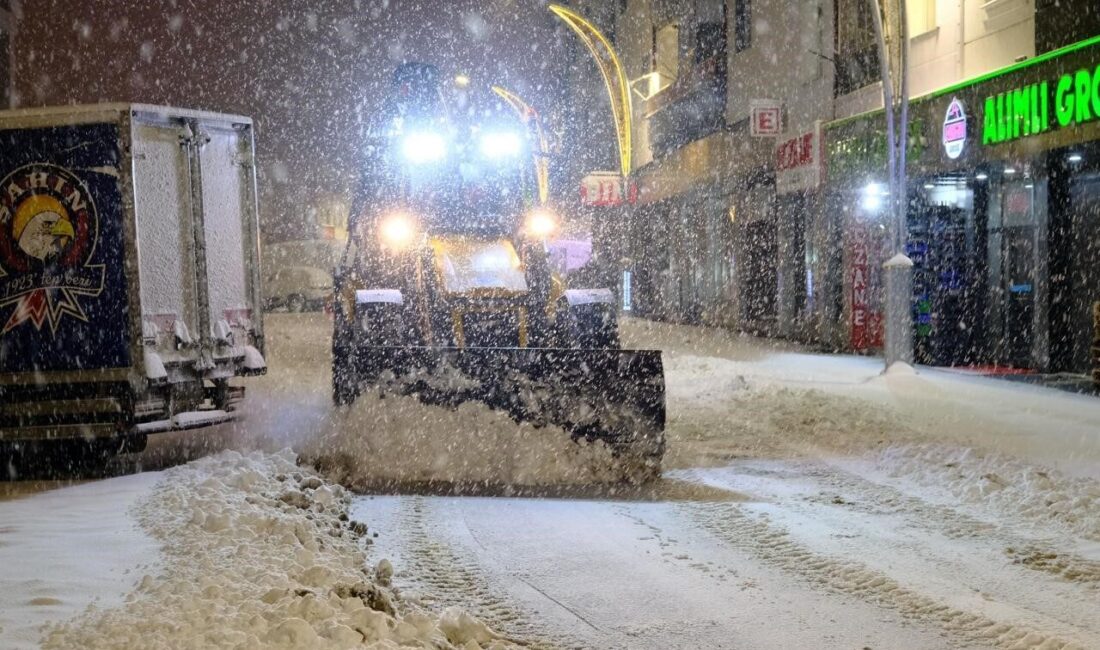 Akdağmadeni Belediyesi, bölgede etkili olan yoğun kar yağışının ardından ulaşımda
