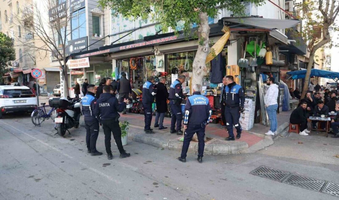 Mersin’in Akdeniz ilçesinde, yaya ve araç trafiğinin yoğun olduğu ana