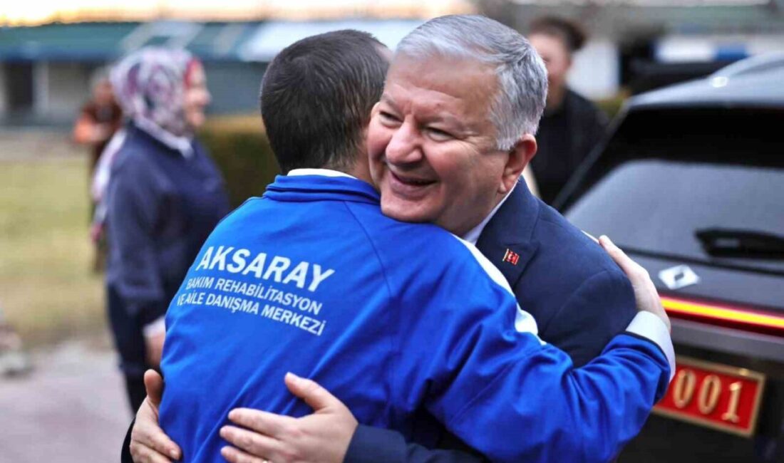 Eşiyle birlikte Bakım, Rehabilitasyon ve Aile Danışma Merkezini ziyaret eden