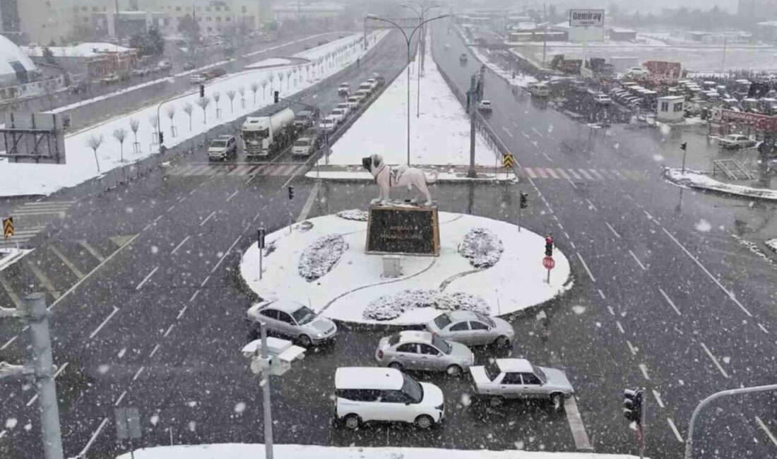 Aksaray’da akşam saatlerinde başlayan kar yağışı şehri beyaza bürüdü. Aksaray’da