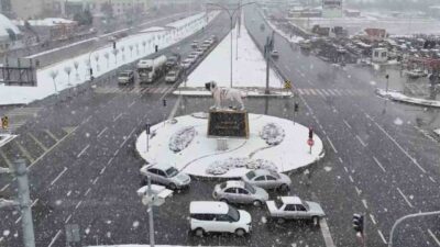 Aksaray’da akşam saatlerinde başlayan kar yağışı şehri beyaza bürüdü. Aksaray’da