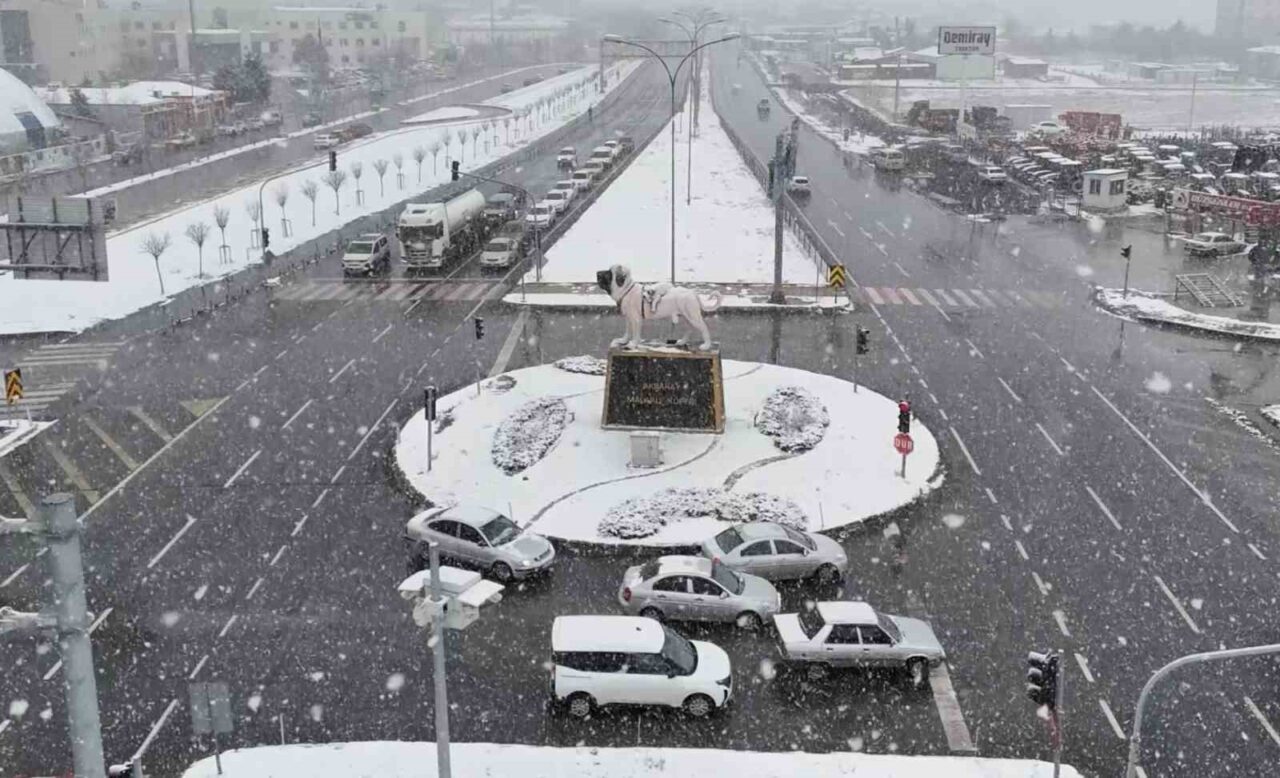 Aksaray’da akşam saatlerinde başlayan kar yağışı şehri beyaza bürüdü. Aksaray’da