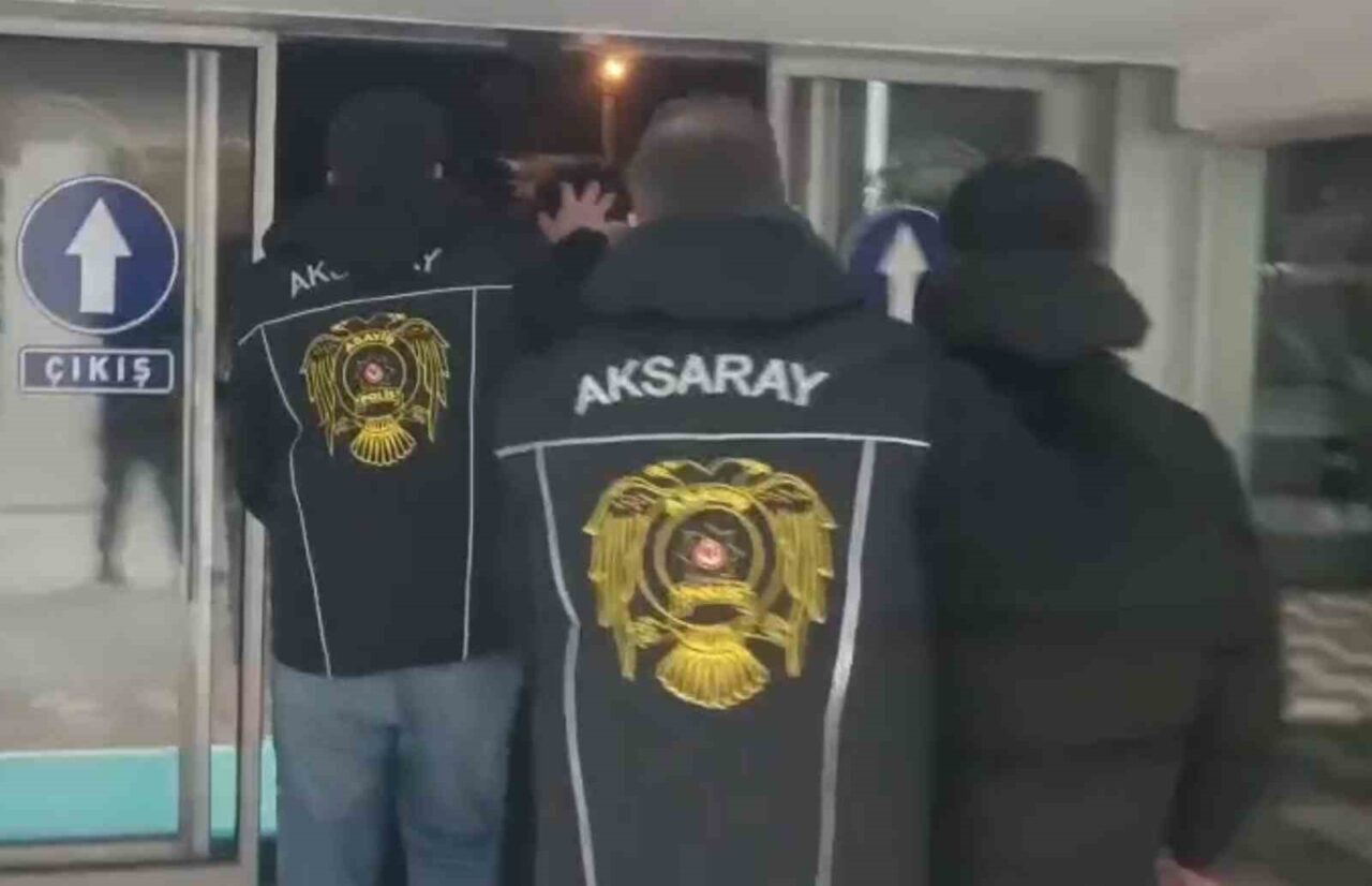 Aksaray’da bıçakçı dükkanının camını kırarak binlerce liralık bıçağı çalıp kayıplara