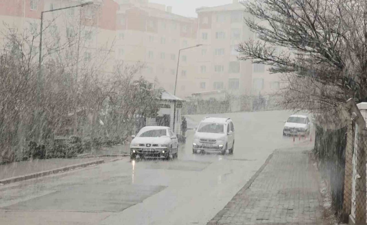 Aksaray’da başlayan kar yağışı etkili oluyor. Türkiye’nin en kurak illeri