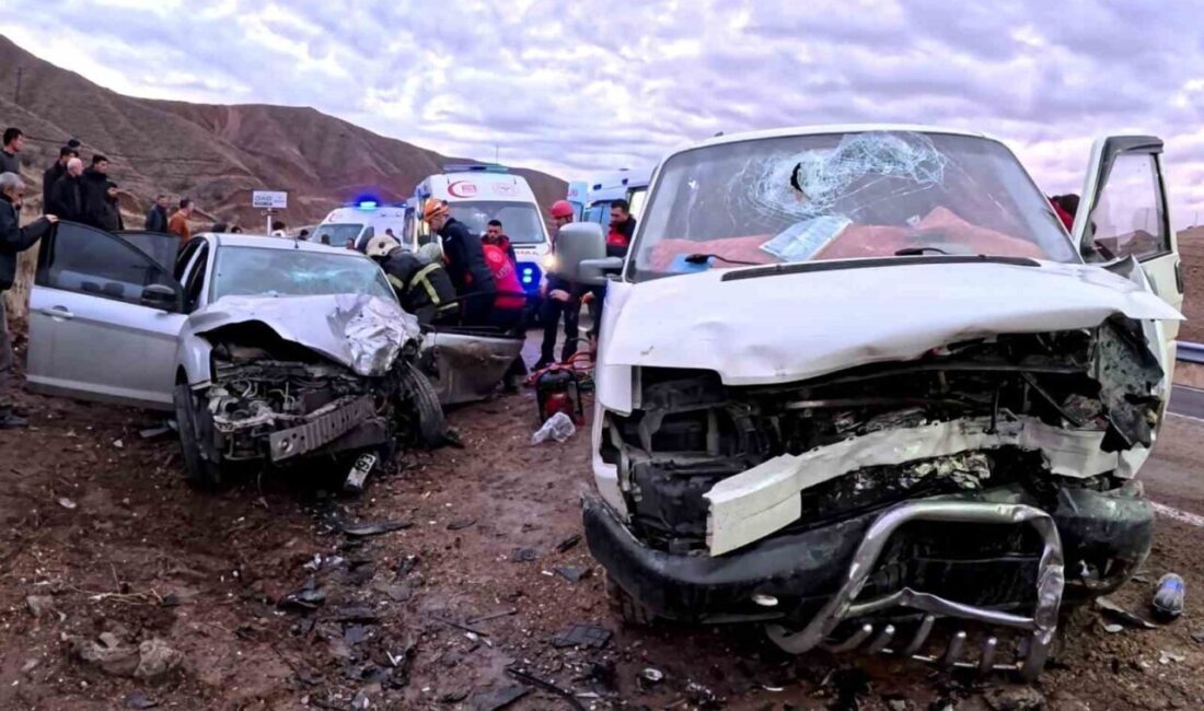 Aksaray’da minibüs ile otomobilin kafa kafaya çarpıştığı kazada 6 kişi