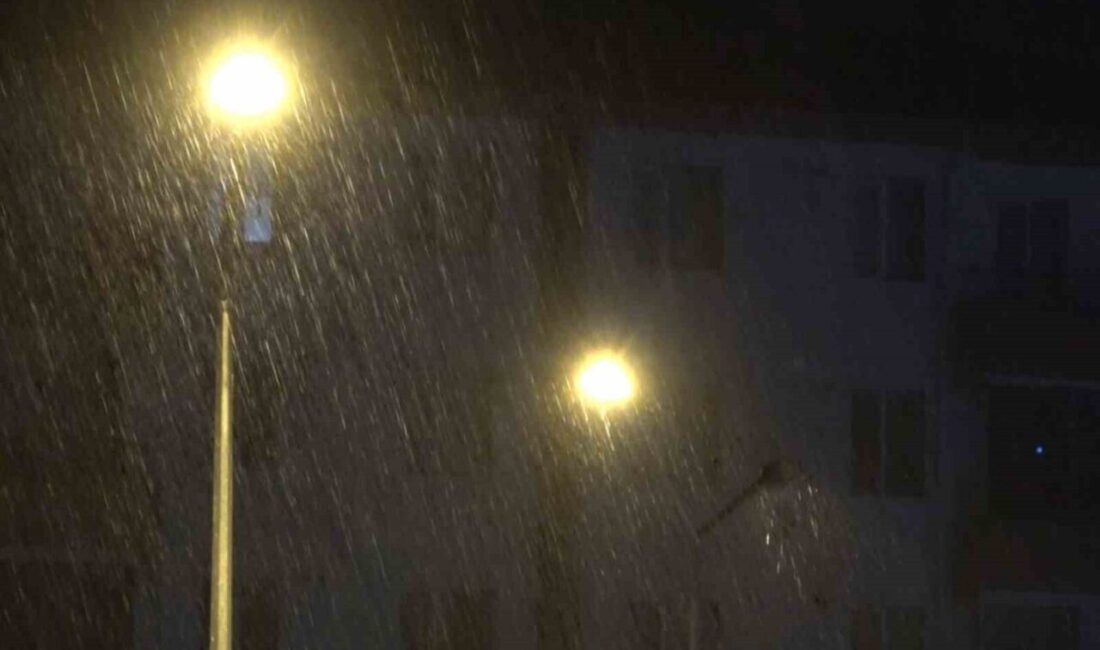 Aksaray’da fırtınanın ardından gece yarısı başlayan yağmur yağışı şiddetini artırarak