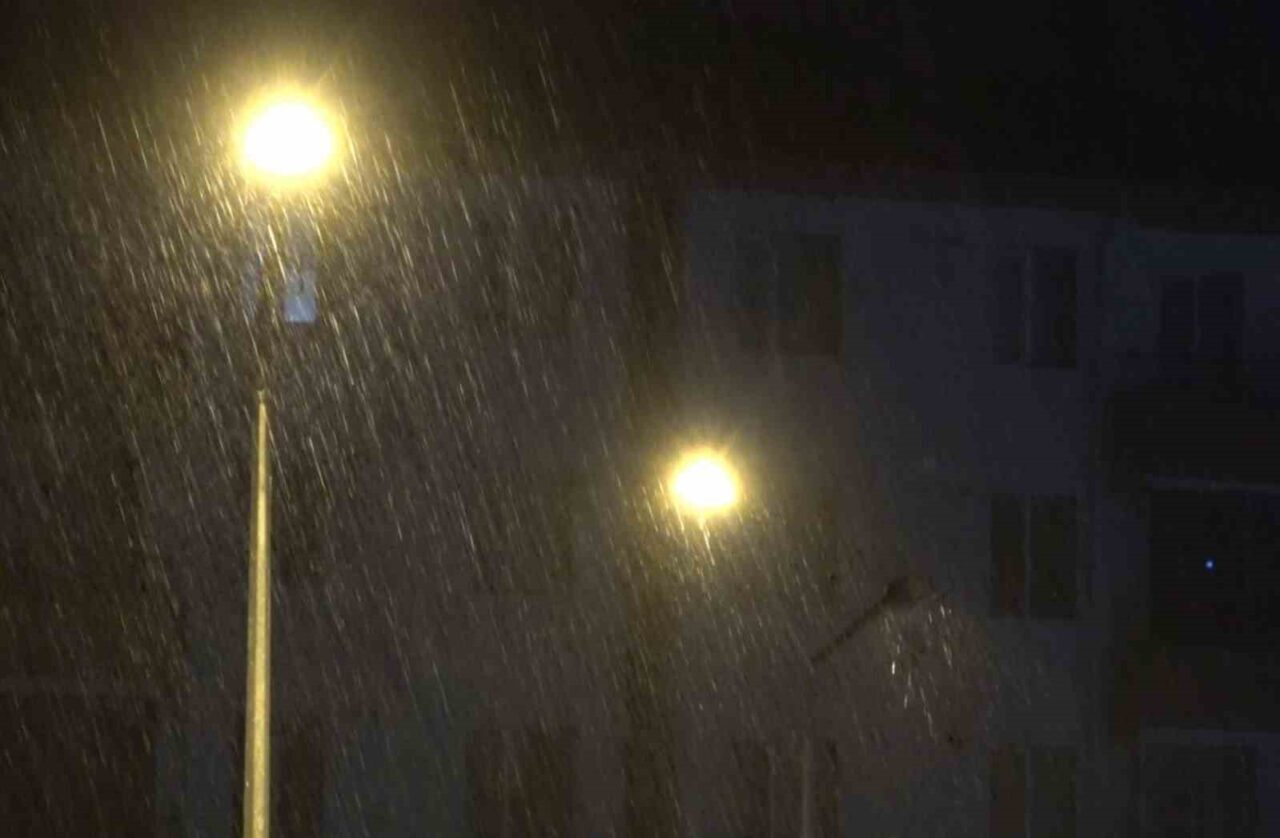 Aksaray’da fırtınanın ardından gece yarısı başlayan yağmur yağışı şiddetini artırarak