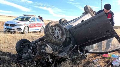 Aksaray’da sürücüsünün direksiyon hakimiyetini kaybettiği otomobil şarampole takla attı. Kazada