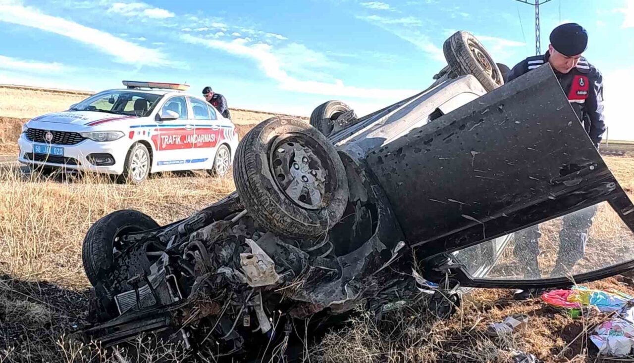 Aksaray’da sürücüsünün direksiyon hakimiyetini kaybettiği otomobil şarampole takla attı. Kazada